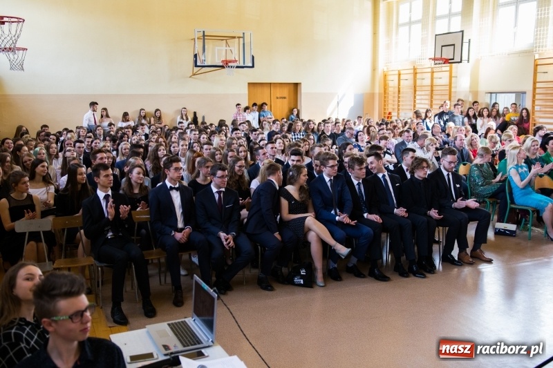 Zdjęcie w galerii na portalu naszraciborz.pl: Maturzyści z II LO pożegnali swoją szkołę wiadomości z regionu