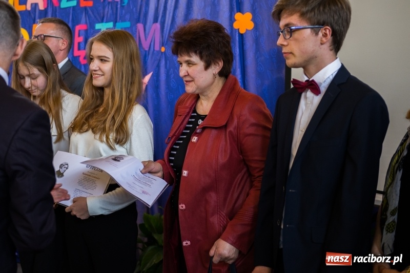 Zdjęcie w galerii na portalu naszraciborz.pl: Maturzyści z II LO pożegnali swoją szkołę wiadomości z regionu