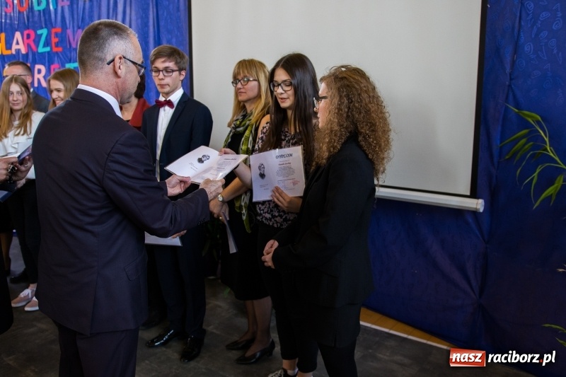 Zdjęcie w galerii na portalu naszraciborz.pl: Maturzyści z II LO pożegnali swoją szkołę wiadomości z regionu
