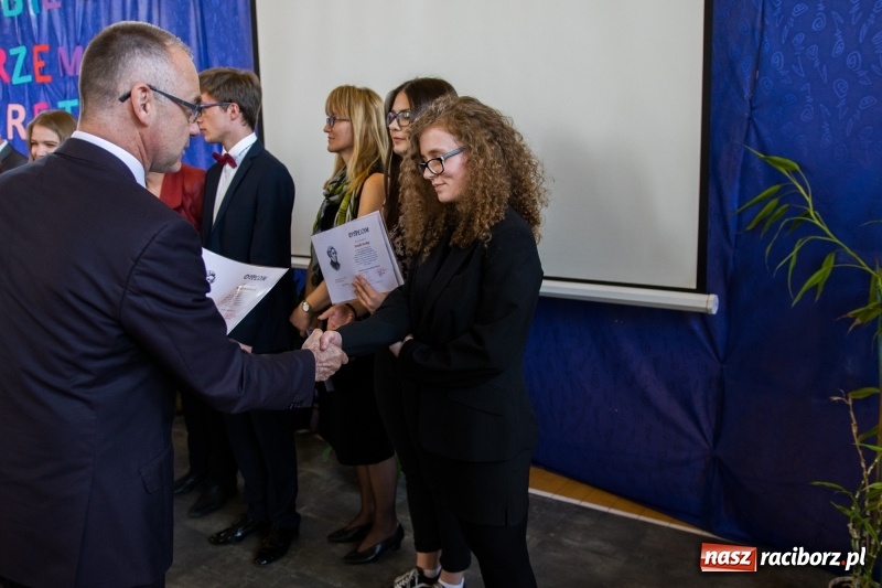 Zdjęcie w galerii na portalu naszraciborz.pl: Maturzyści z II LO pożegnali swoją szkołę wiadomości z regionu