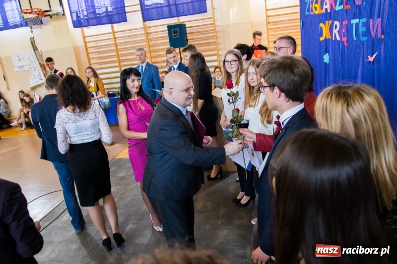 Zdjęcie w galerii na portalu naszraciborz.pl: Maturzyści z II LO pożegnali swoją szkołę wiadomości z regionu