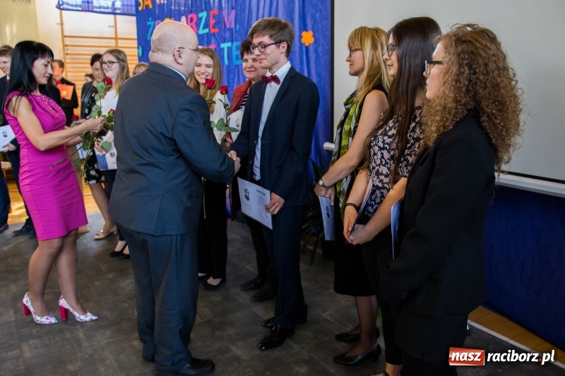 Zdjęcie w galerii na portalu naszraciborz.pl: Maturzyści z II LO pożegnali swoją szkołę wiadomości z regionu