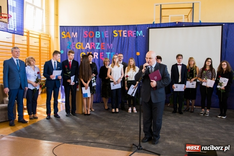 Zdjęcie w galerii na portalu naszraciborz.pl: Maturzyści z II LO pożegnali swoją szkołę wiadomości z regionu