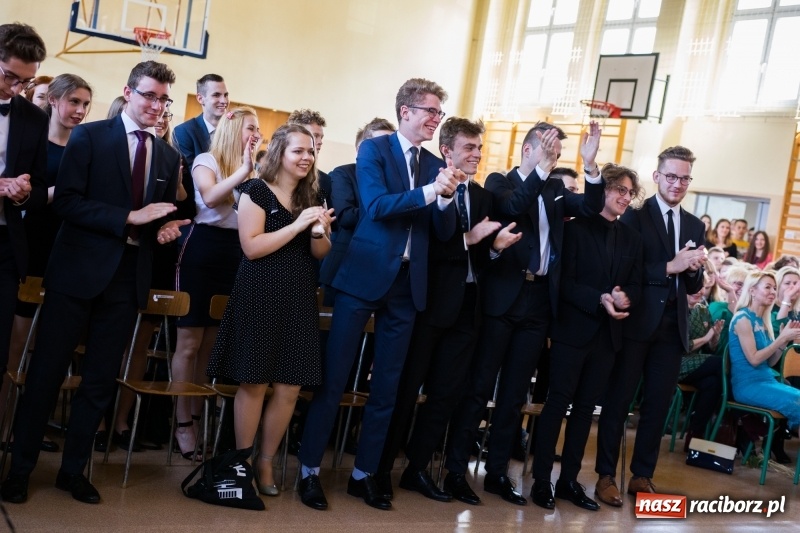 Zdjęcie w galerii na portalu naszraciborz.pl: Maturzyści z II LO pożegnali swoją szkołę wiadomości z regionu