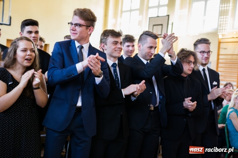 Zdjęcie w galerii na portalu naszraciborz.pl: Maturzyści z II LO pożegnali swoją szkołę wiadomości z regionu