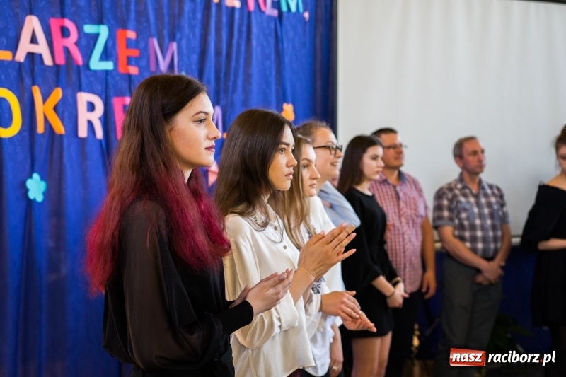 Zdjęcie w galerii na portalu naszraciborz.pl: Maturzyści z II LO pożegnali swoją szkołę wiadomości z regionu