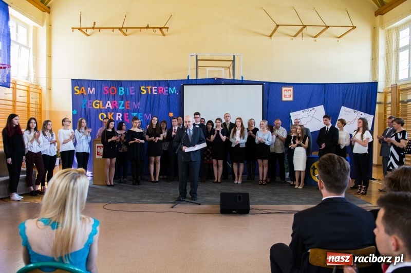 Zdjęcie w galerii na portalu naszraciborz.pl: Maturzyści z II LO pożegnali swoją szkołę wiadomości z regionu