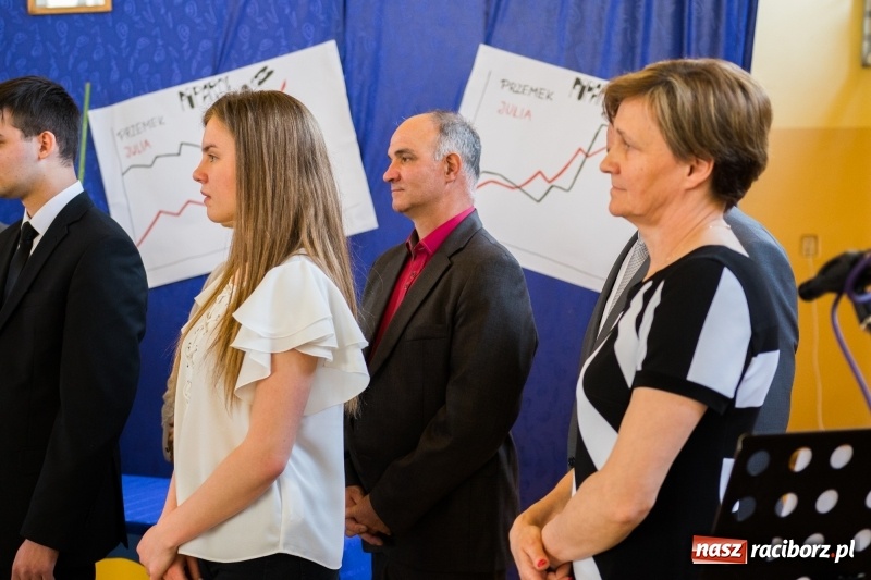 Zdjęcie w galerii na portalu naszraciborz.pl: Maturzyści z II LO pożegnali swoją szkołę wiadomości z regionu