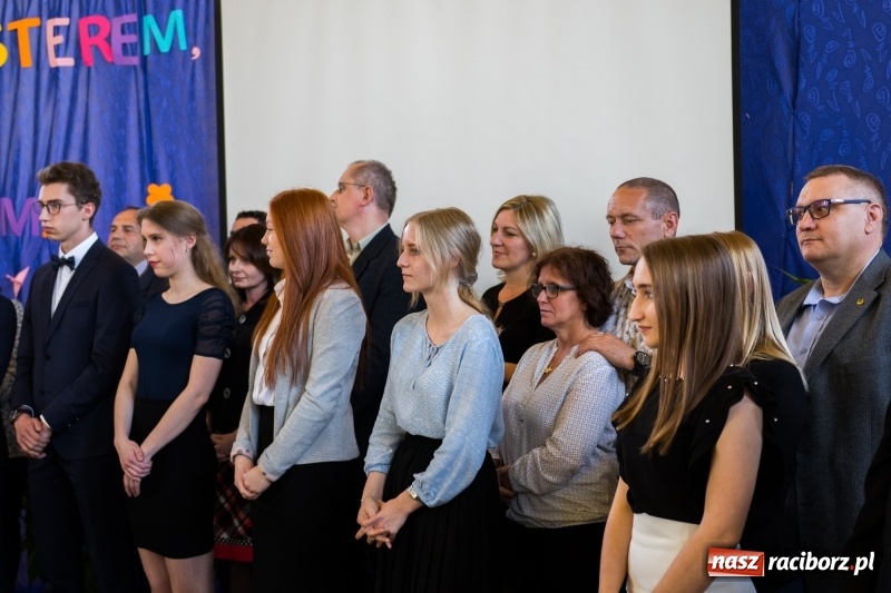 Zdjęcie w galerii na portalu naszraciborz.pl: Maturzyści z II LO pożegnali swoją szkołę wiadomości z regionu