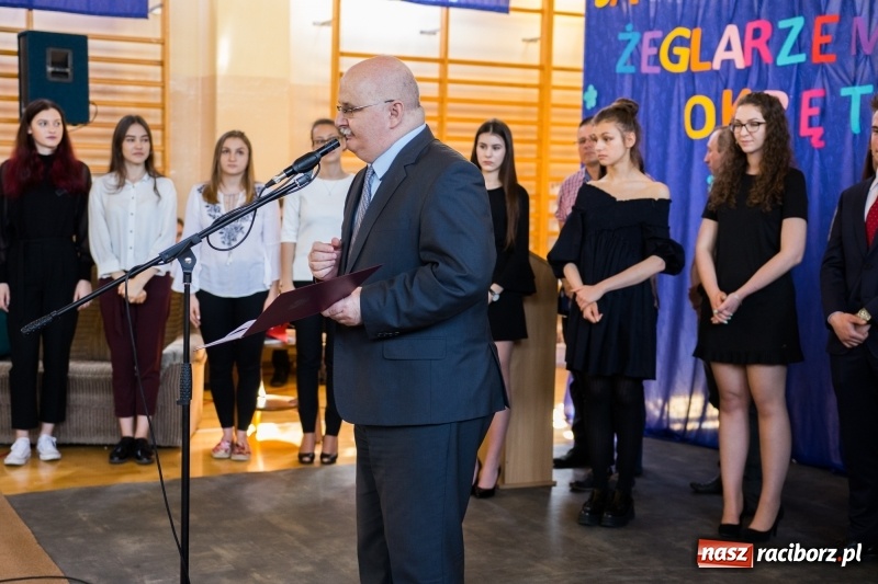 Zdjęcie w galerii na portalu naszraciborz.pl: Maturzyści z II LO pożegnali swoją szkołę wiadomości z regionu