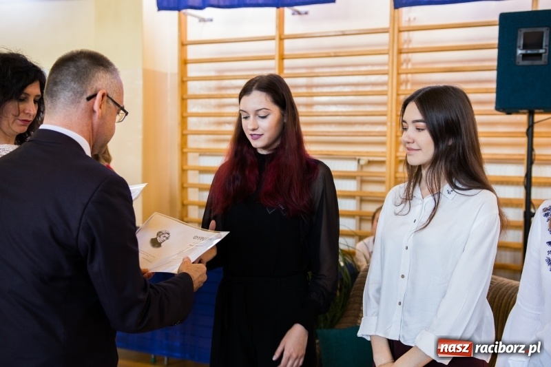 Zdjęcie w galerii na portalu naszraciborz.pl: Maturzyści z II LO pożegnali swoją szkołę wiadomości z regionu