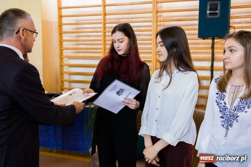 Zdjęcie w galerii na portalu naszraciborz.pl: Maturzyści z II LO pożegnali swoją szkołę wiadomości z regionu