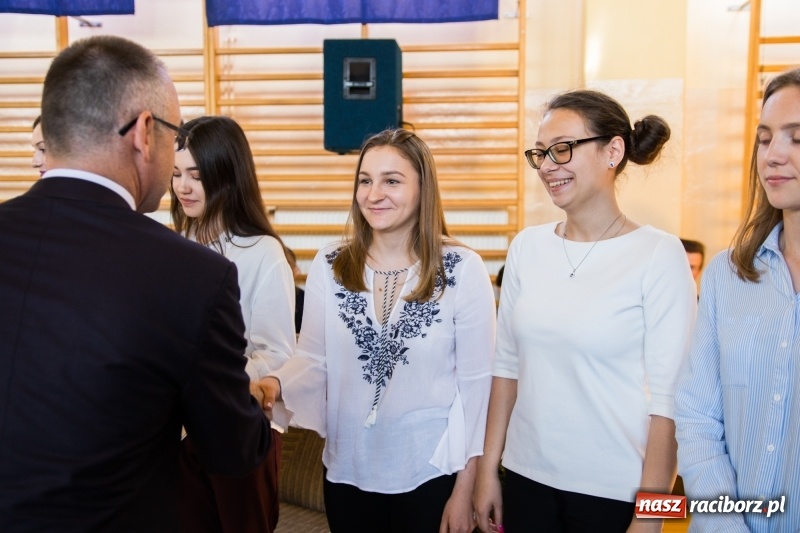 Zdjęcie w galerii na portalu naszraciborz.pl: Maturzyści z II LO pożegnali swoją szkołę wiadomości z regionu