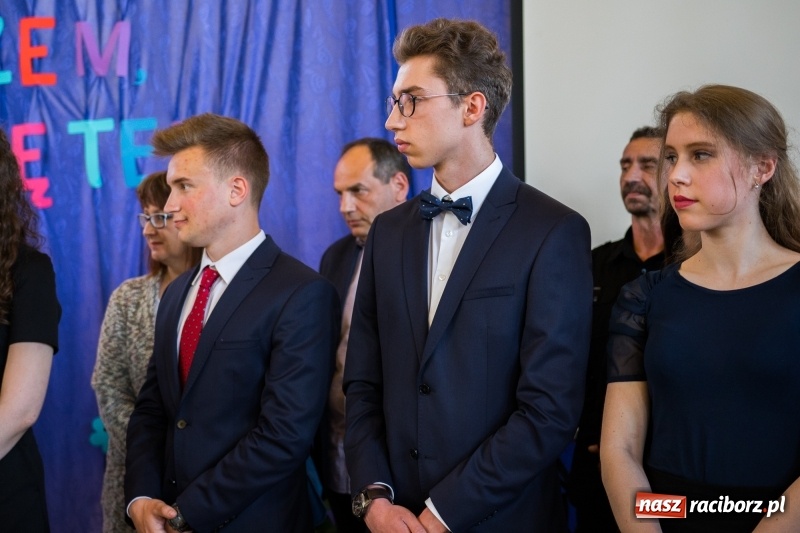 Zdjęcie w galerii na portalu naszraciborz.pl: Maturzyści z II LO pożegnali swoją szkołę wiadomości z regionu