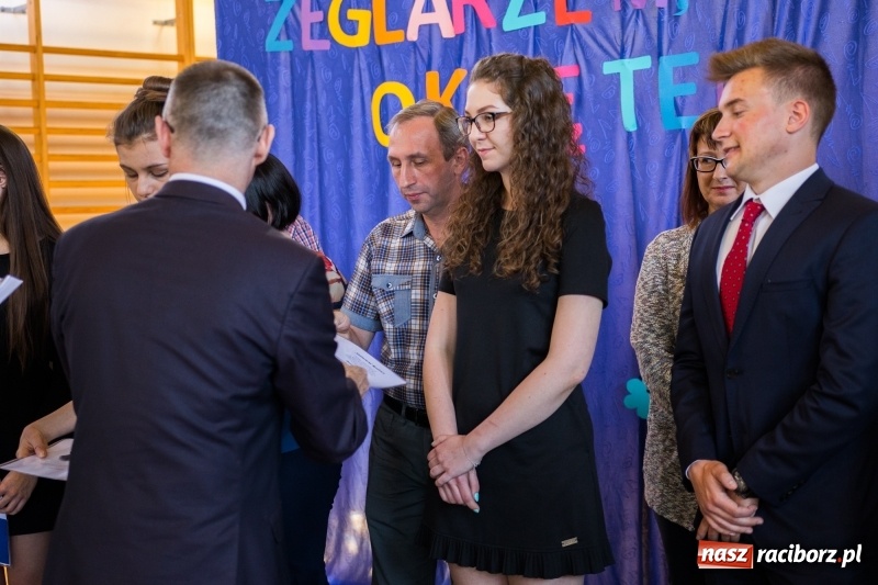 Zdjęcie w galerii na portalu naszraciborz.pl: Maturzyści z II LO pożegnali swoją szkołę wiadomości z regionu