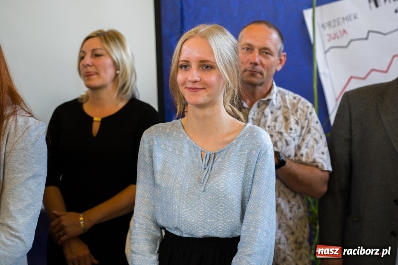 Zdjęcie w galerii na portalu naszraciborz.pl: Maturzyści z II LO pożegnali swoją szkołę wiadomości z regionu