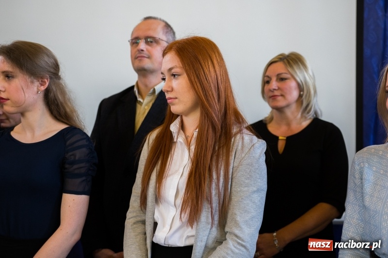 Zdjęcie w galerii na portalu naszraciborz.pl: Maturzyści z II LO pożegnali swoją szkołę wiadomości z regionu