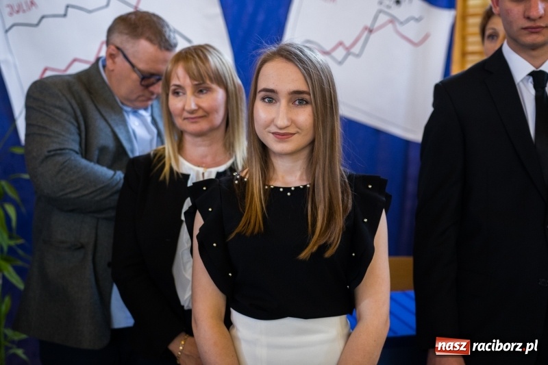 Zdjęcie w galerii na portalu naszraciborz.pl: Maturzyści z II LO pożegnali swoją szkołę wiadomości z regionu