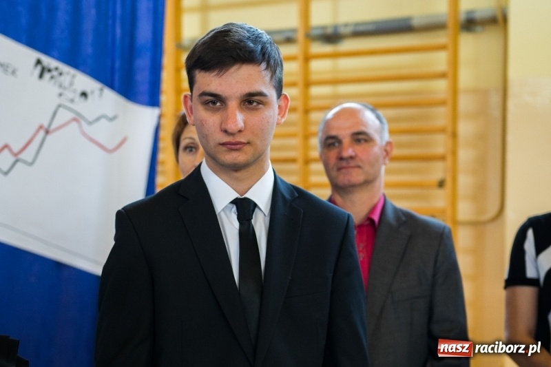 Zdjęcie w galerii na portalu naszraciborz.pl: Maturzyści z II LO pożegnali swoją szkołę wiadomości z regionu