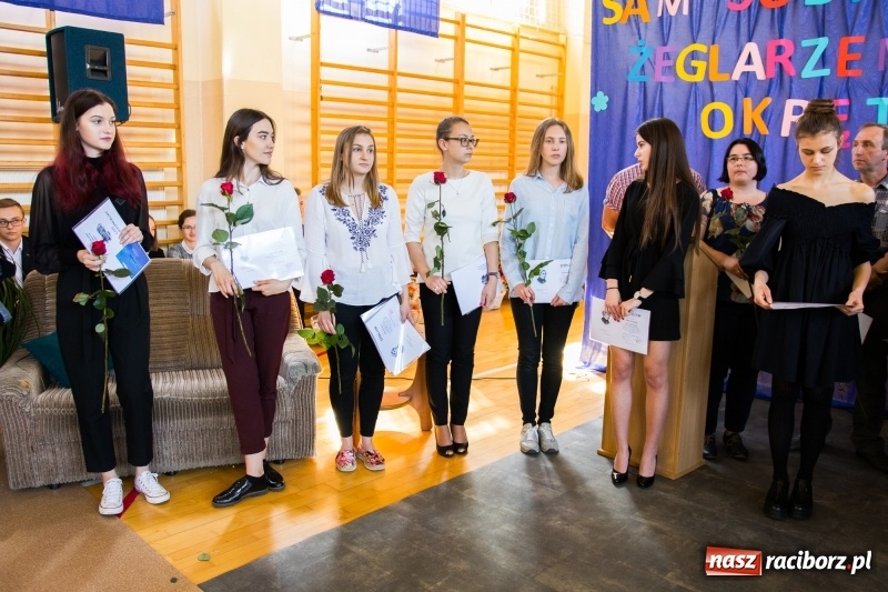 Zdjęcie w galerii na portalu naszraciborz.pl: Maturzyści z II LO pożegnali swoją szkołę wiadomości z regionu