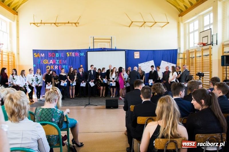 Zdjęcie w galerii na portalu naszraciborz.pl: Maturzyści z II LO pożegnali swoją szkołę wiadomości z regionu