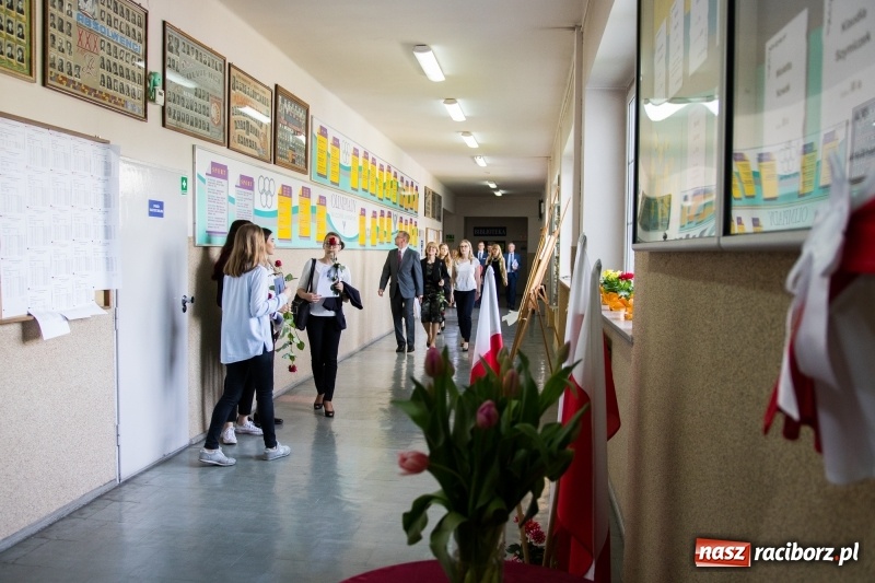 Zdjęcie w galerii na portalu naszraciborz.pl: Maturzyści z II LO pożegnali swoją szkołę wiadomości z regionu