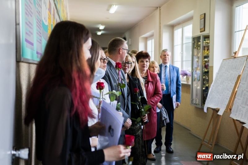 Zdjęcie w galerii na portalu naszraciborz.pl: Maturzyści z II LO pożegnali swoją szkołę wiadomości z regionu