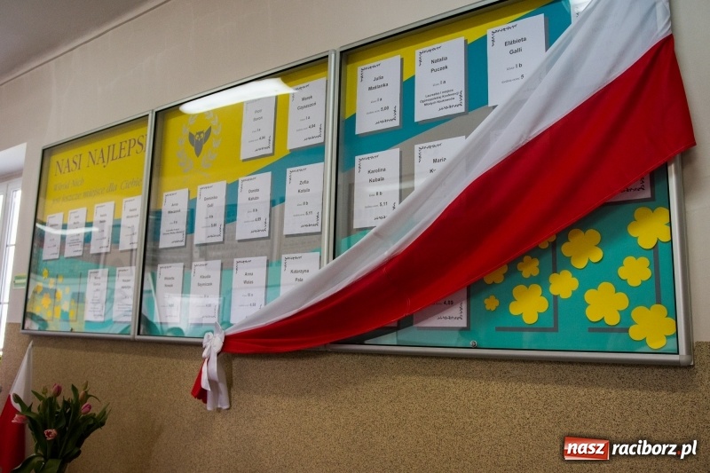 Zdjęcie w galerii na portalu naszraciborz.pl: Maturzyści z II LO pożegnali swoją szkołę wiadomości z regionu