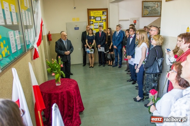 Zdjęcie w galerii na portalu naszraciborz.pl: Maturzyści z II LO pożegnali swoją szkołę wiadomości z regionu