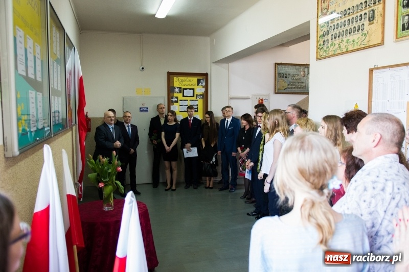 Zdjęcie w galerii na portalu naszraciborz.pl: Maturzyści z II LO pożegnali swoją szkołę wiadomości z regionu