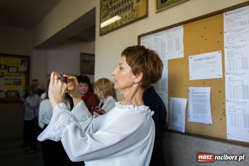 Zdjęcie w galerii na portalu naszraciborz.pl: Maturzyści z II LO pożegnali swoją szkołę wiadomości z regionu