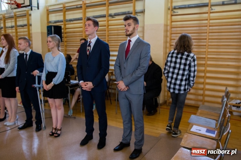 Zdjęcie w galerii na portalu naszraciborz.pl: Maturzyści z II LO pożegnali swoją szkołę wiadomości z regionu