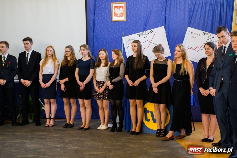Zdjęcie w galerii na portalu naszraciborz.pl: Maturzyści z II LO pożegnali swoją szkołę wiadomości z regionu