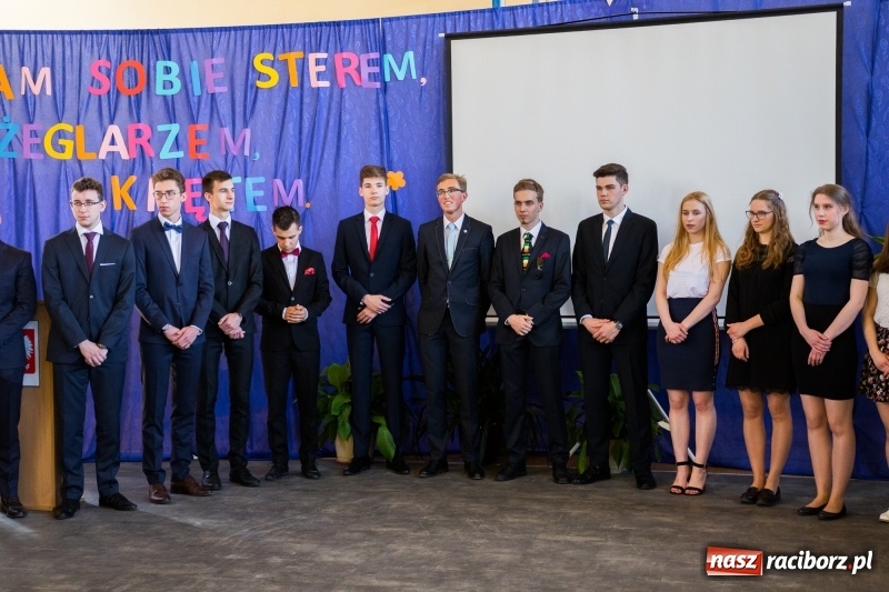 Zdjęcie w galerii na portalu naszraciborz.pl: Maturzyści z II LO pożegnali swoją szkołę wiadomości z regionu