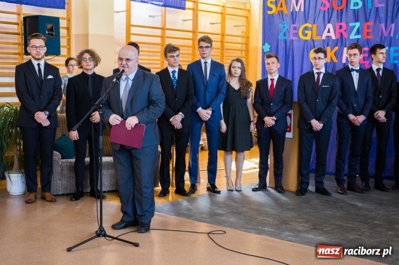 Zdjęcie w galerii na portalu naszraciborz.pl: Maturzyści z II LO pożegnali swoją szkołę wiadomości z regionu