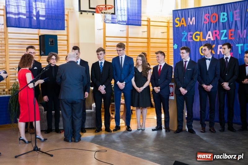Zdjęcie w galerii na portalu naszraciborz.pl: Maturzyści z II LO pożegnali swoją szkołę wiadomości z regionu