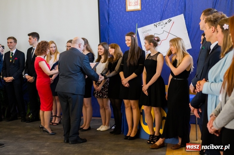 Zdjęcie w galerii na portalu naszraciborz.pl: Maturzyści z II LO pożegnali swoją szkołę wiadomości z regionu