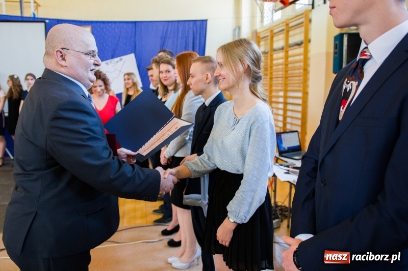 Zdjęcie w galerii na portalu naszraciborz.pl: Maturzyści z II LO pożegnali swoją szkołę wiadomości z regionu