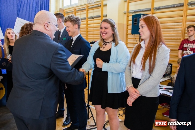 Zdjęcie w galerii na portalu naszraciborz.pl: Maturzyści z II LO pożegnali swoją szkołę wiadomości z regionu
