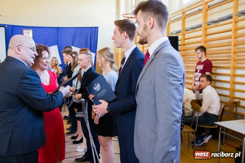 Zdjęcie w galerii na portalu naszraciborz.pl: Maturzyści z II LO pożegnali swoją szkołę wiadomości z regionu