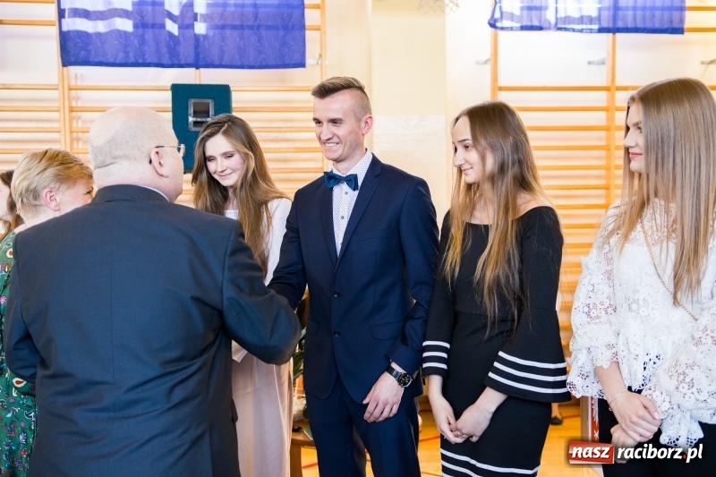 Zdjęcie w galerii na portalu naszraciborz.pl: Maturzyści z II LO pożegnali swoją szkołę wiadomości z regionu