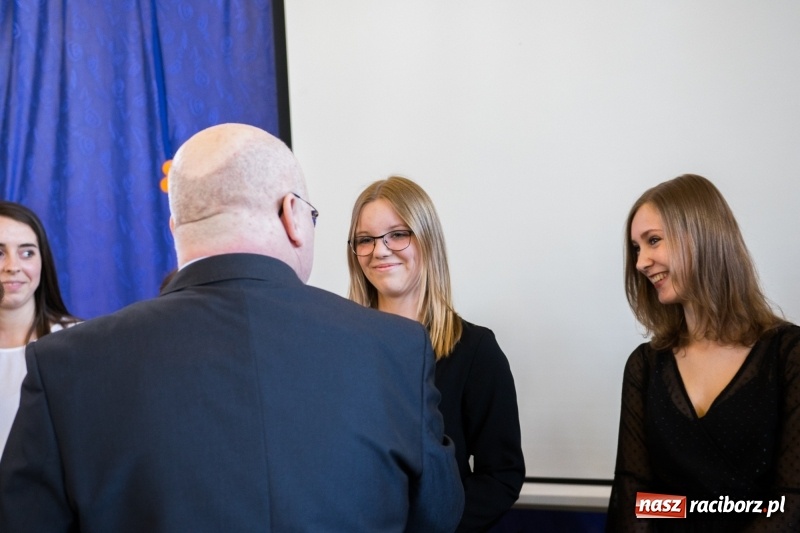 Zdjęcie w galerii na portalu naszraciborz.pl: Maturzyści z II LO pożegnali swoją szkołę wiadomości z regionu