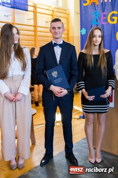 Zdjęcie w galerii na portalu naszraciborz.pl: Maturzyści z II LO pożegnali swoją szkołę wiadomości z regionu
