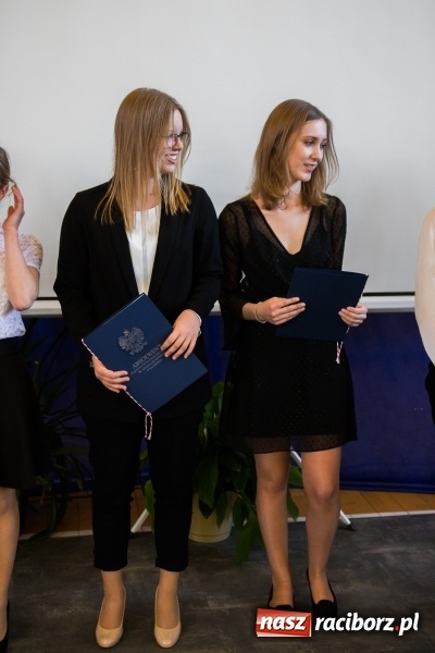 Zdjęcie w galerii na portalu naszraciborz.pl: Maturzyści z II LO pożegnali swoją szkołę wiadomości z regionu