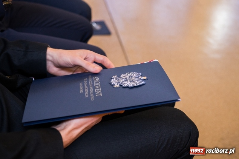 Zdjęcie w galerii na portalu naszraciborz.pl: Maturzyści z II LO pożegnali swoją szkołę wiadomości z regionu