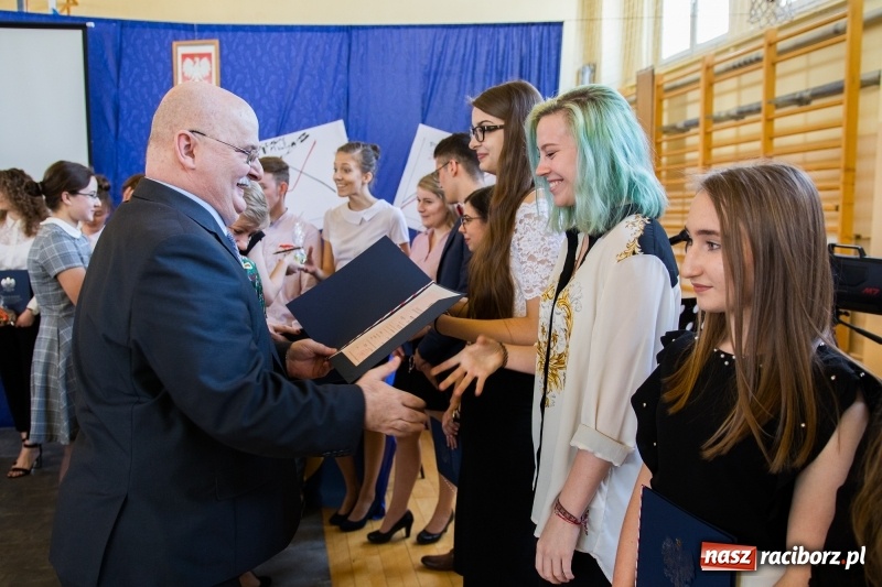 Zdjęcie w galerii na portalu naszraciborz.pl: Maturzyści z II LO pożegnali swoją szkołę wiadomości z regionu