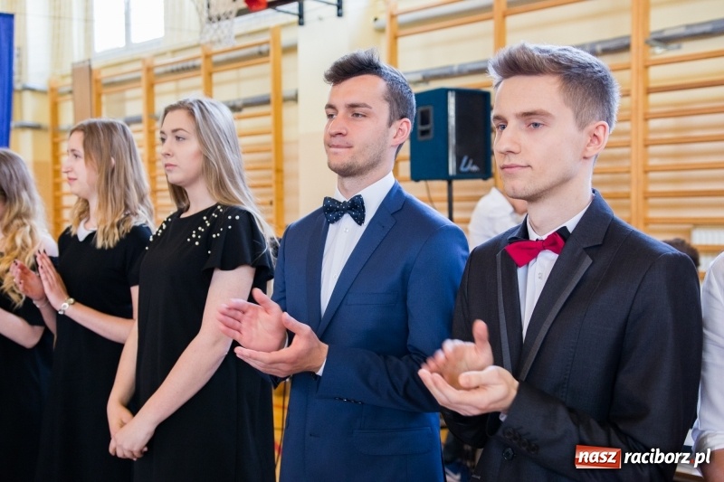 Zdjęcie w galerii na portalu naszraciborz.pl: Maturzyści z II LO pożegnali swoją szkołę wiadomości z regionu