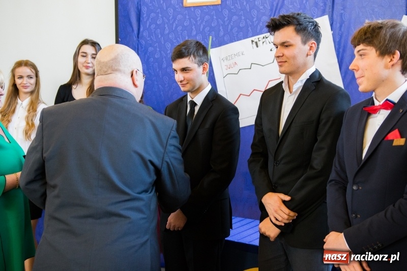 Zdjęcie w galerii na portalu naszraciborz.pl: Maturzyści z II LO pożegnali swoją szkołę wiadomości z regionu