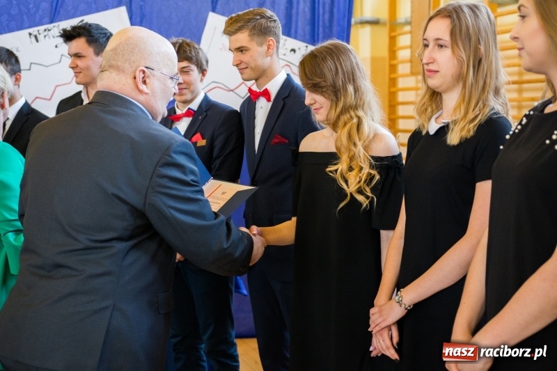 Zdjęcie w galerii na portalu naszraciborz.pl: Maturzyści z II LO pożegnali swoją szkołę wiadomości z regionu