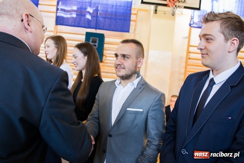 Zdjęcie w galerii na portalu naszraciborz.pl: Maturzyści z II LO pożegnali swoją szkołę wiadomości z regionu